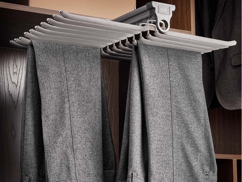 Izvelkams dubultais bikšu turētājs SYMPHONY L-450mm (krāsas balts/antracīts)